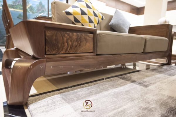 Cận cảnh băng dài hai chỗ ngồi sofa gỗ óc chó