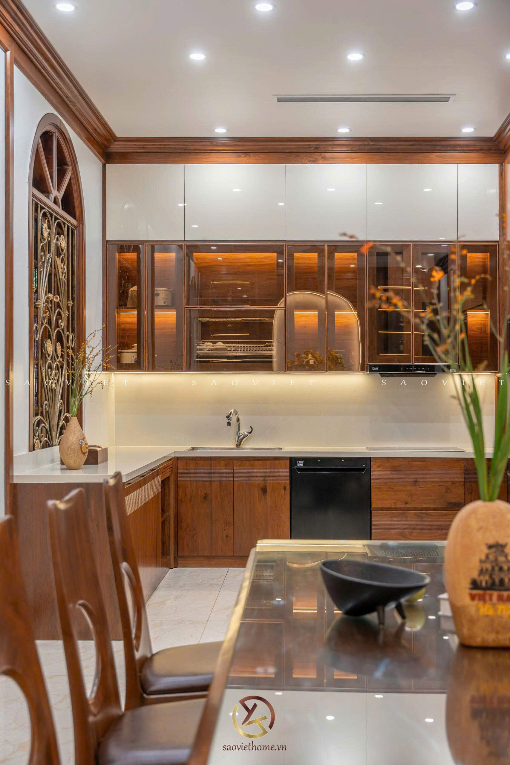 Phòng bếp nội thất gỗ óc chó - Mr TH House - Kiêu Kỵ - Gia Lâm