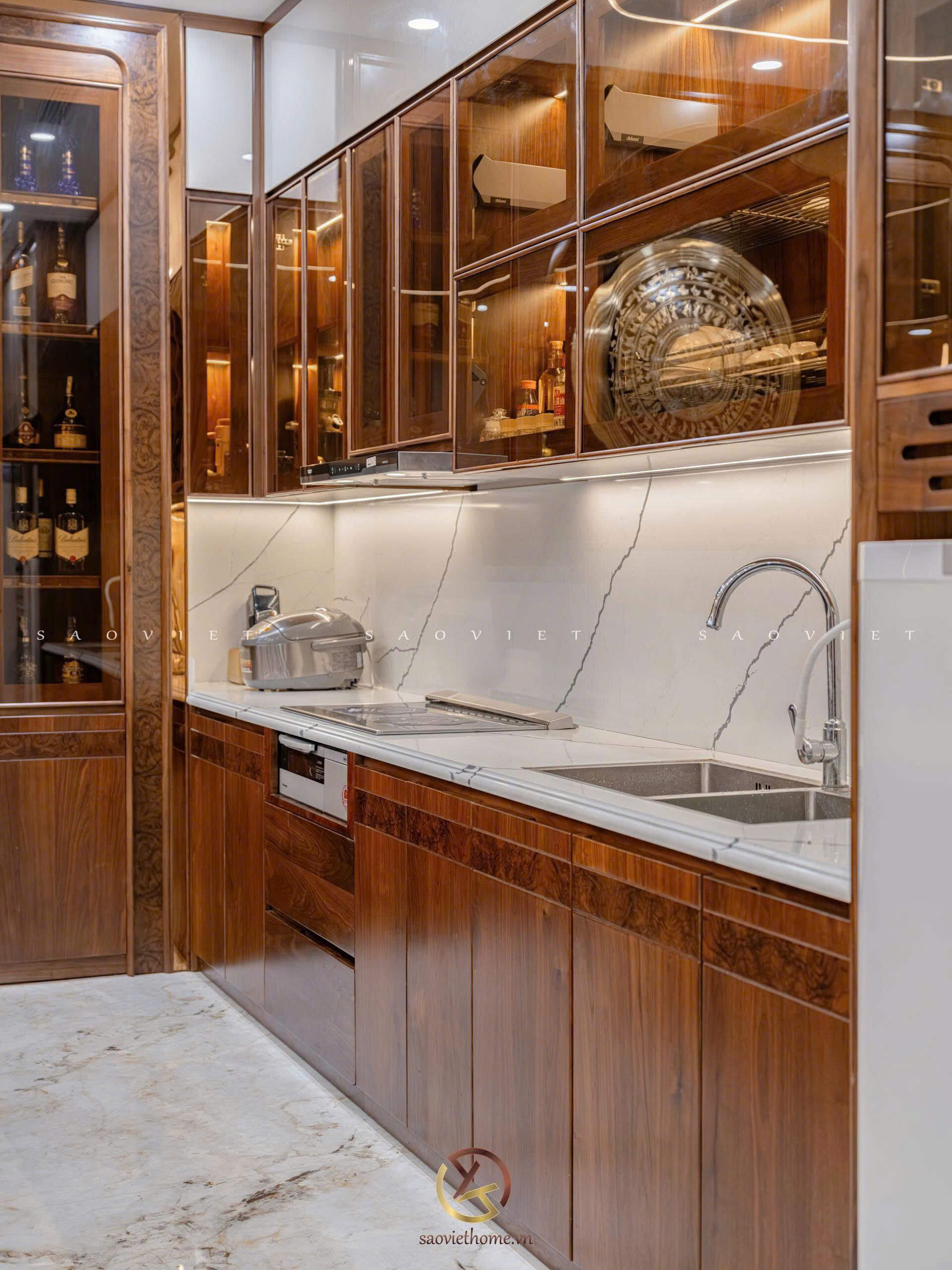 Phòng bếp biệt thự gỗ óc chó