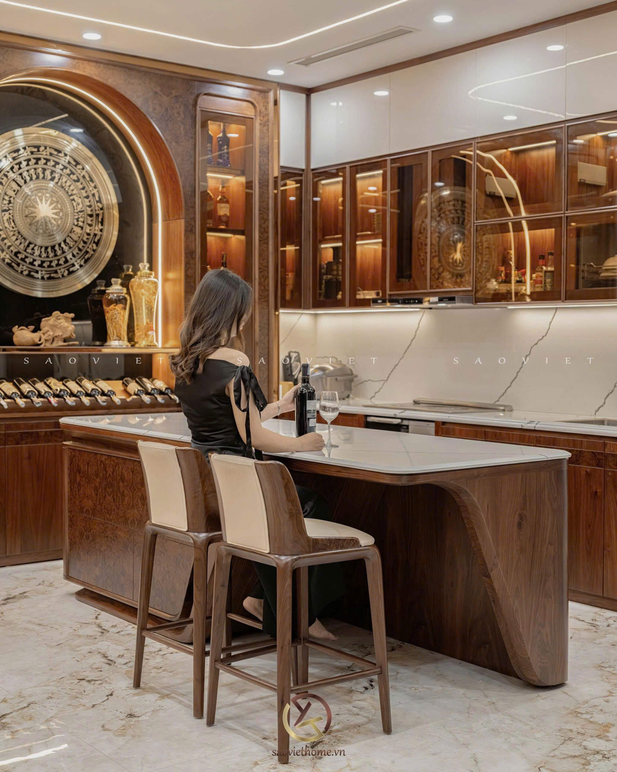 Phòng bếp biệt thự gỗ óc chó