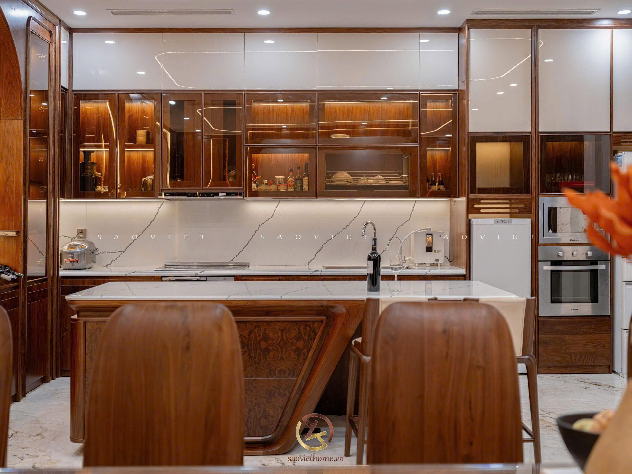 Phòng bếp biệt thự gỗ óc chó