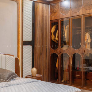 Phòng ngủ con biệt thự gỗ óc chó