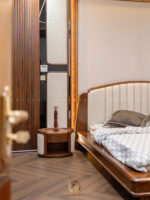 Phòng ngủ con biệt thự gỗ óc chó