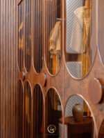 Phòng ngủ con biệt thự gỗ óc chó