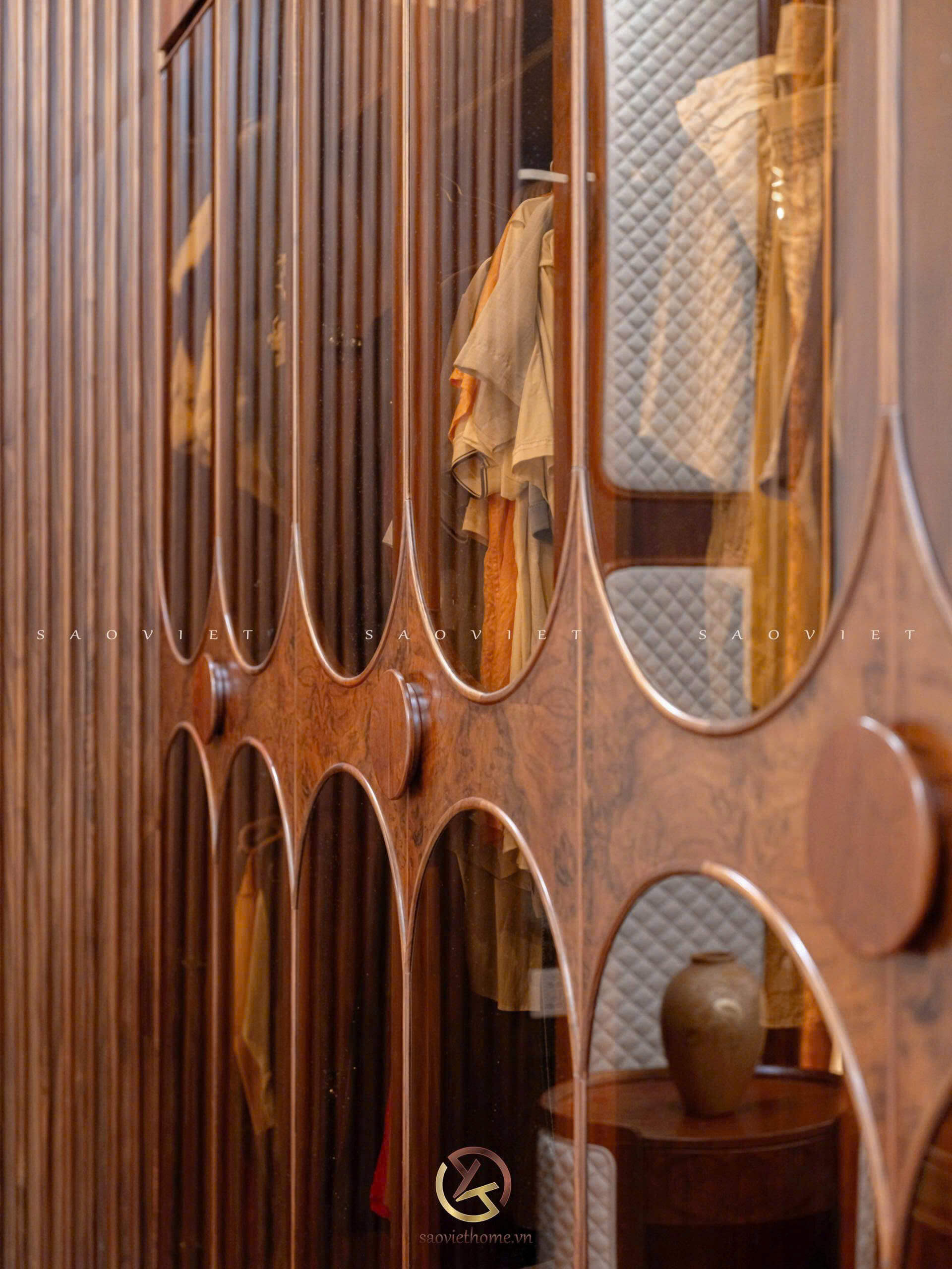 Phòng ngủ con biệt thự gỗ óc chó