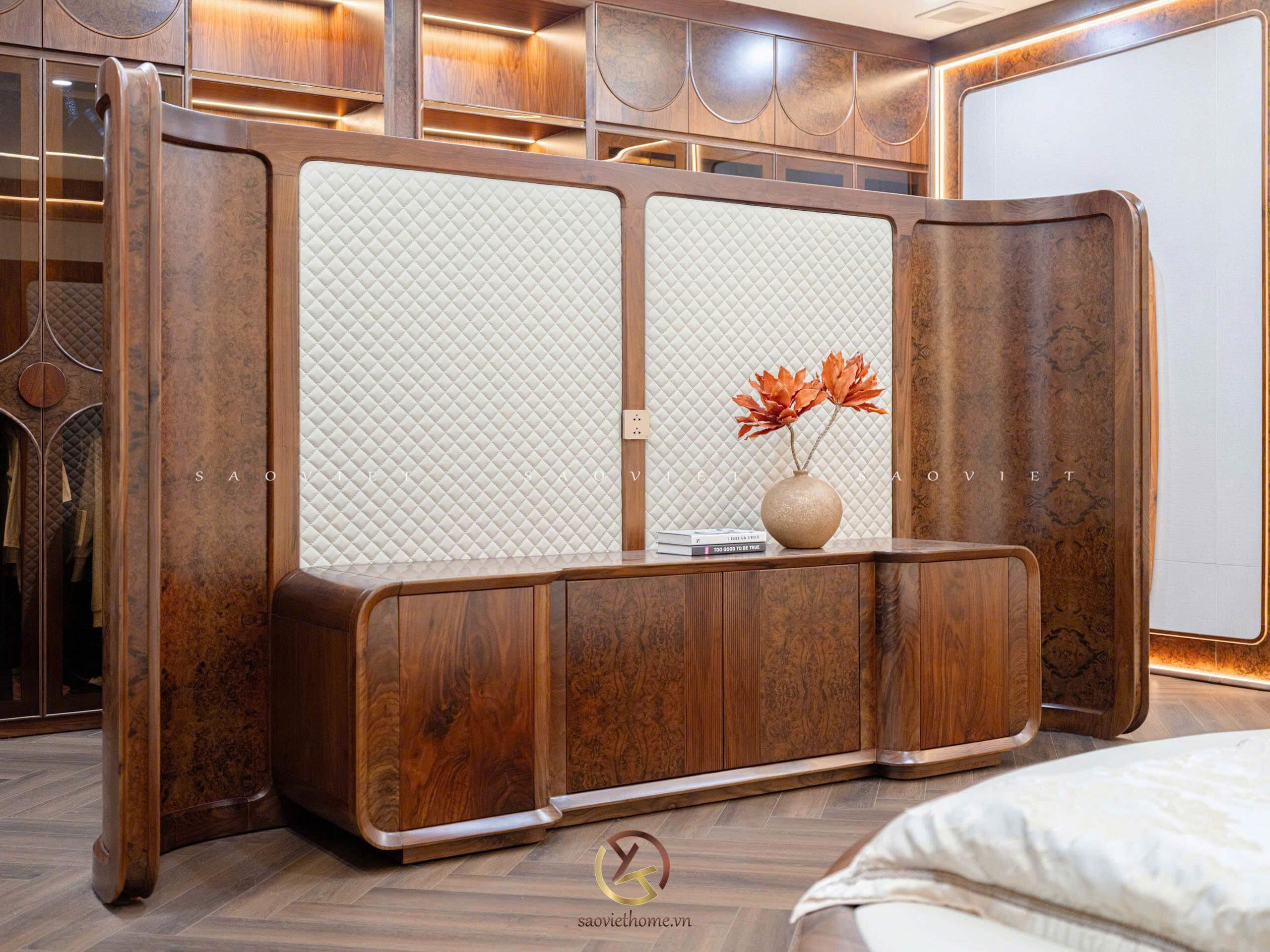 Phòng ngủ master biệt thự gỗ óc chó