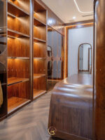 Phòng ngủ master biệt thự gỗ óc chó