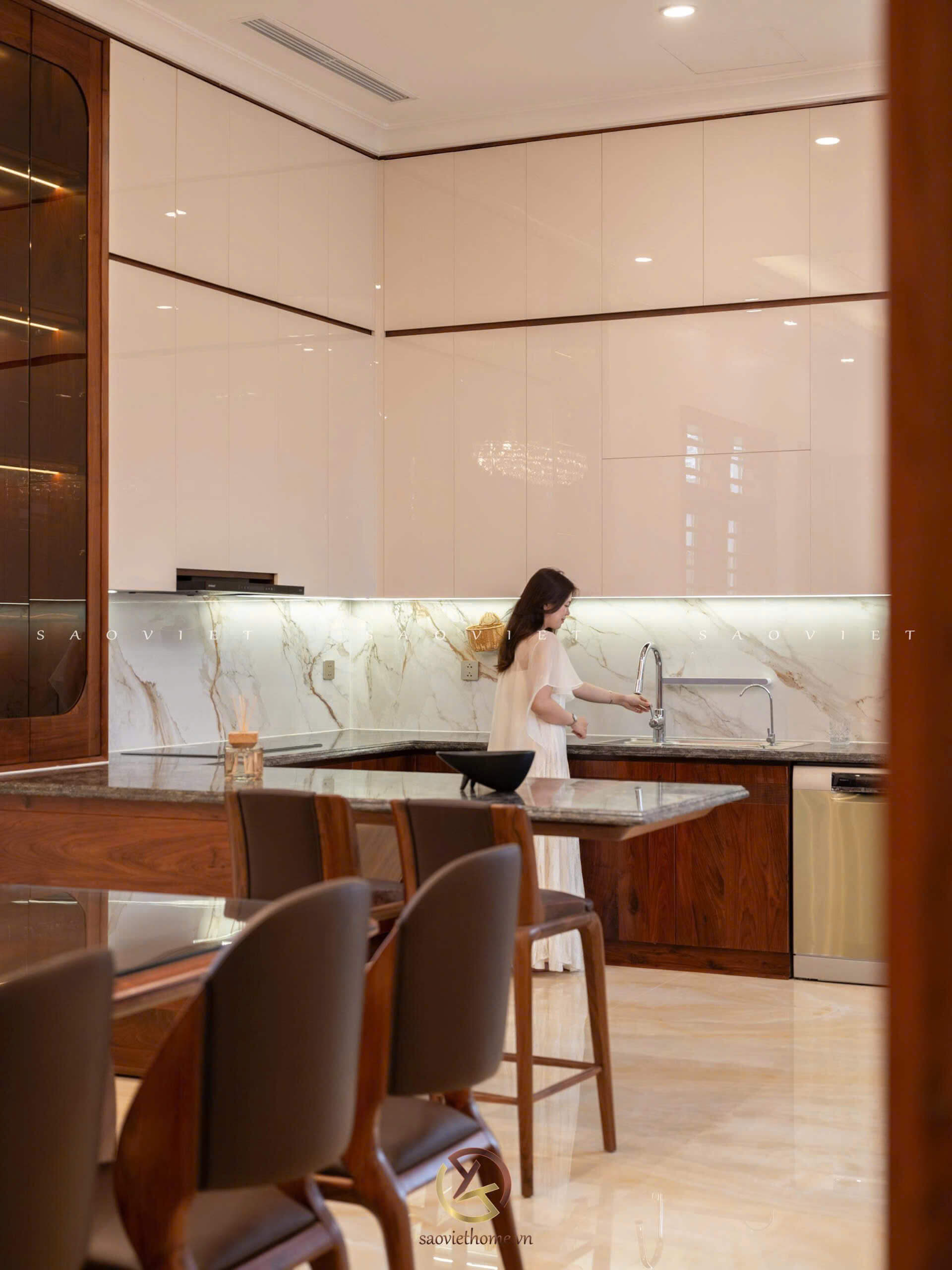 B Manor Ninh Bình - Phòng bếp tầng 1 nội thất gỗ óc chó