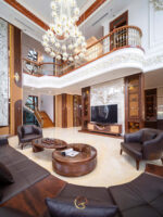 B Manor Ninh Bình - Phòng khách thông tầng gỗ óc chó