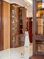 B Manor Ninh Bình - Phòng khách thông tầng gỗ óc chó