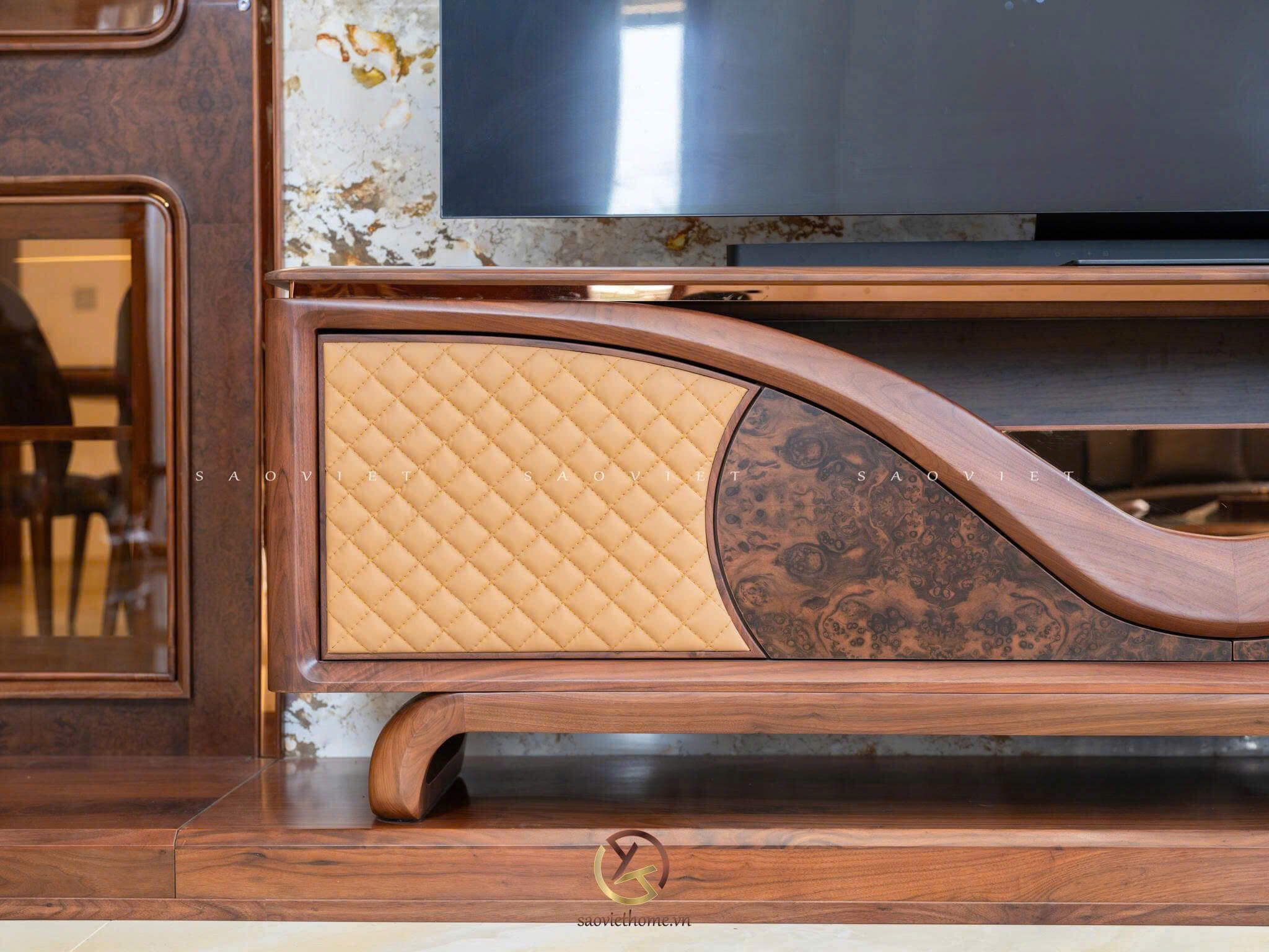 B Manor Ninh Bình - Kệ tivi gỗ óc chó kết hợp da bò Ý