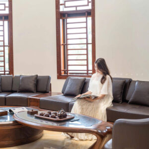 B Manor Ninh Bình - Bộ sofa gỗ óc chó kết hợp da bò Ý