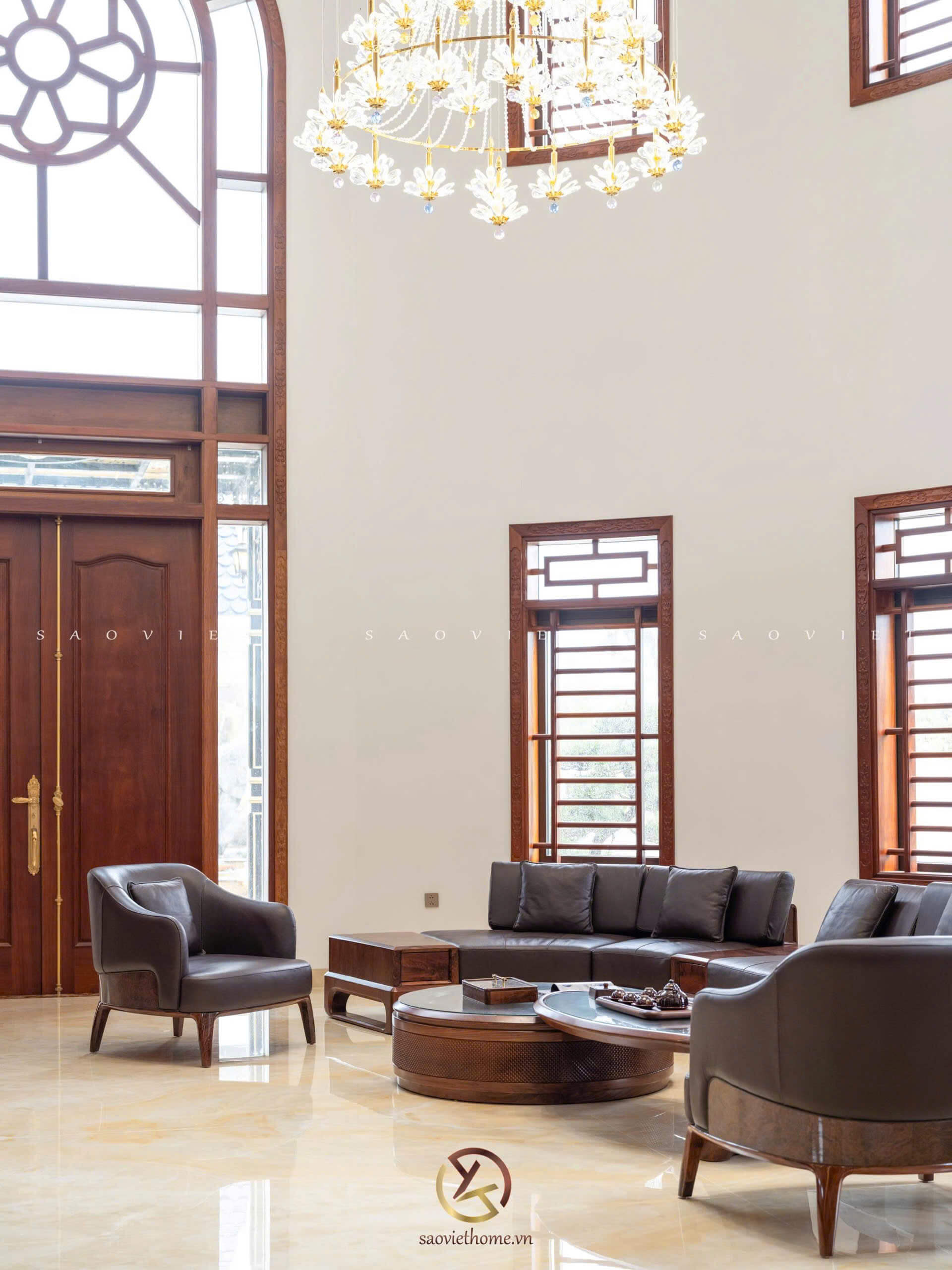 B Manor Ninh Bình - Phòng khách thông tầng gỗ óc chó