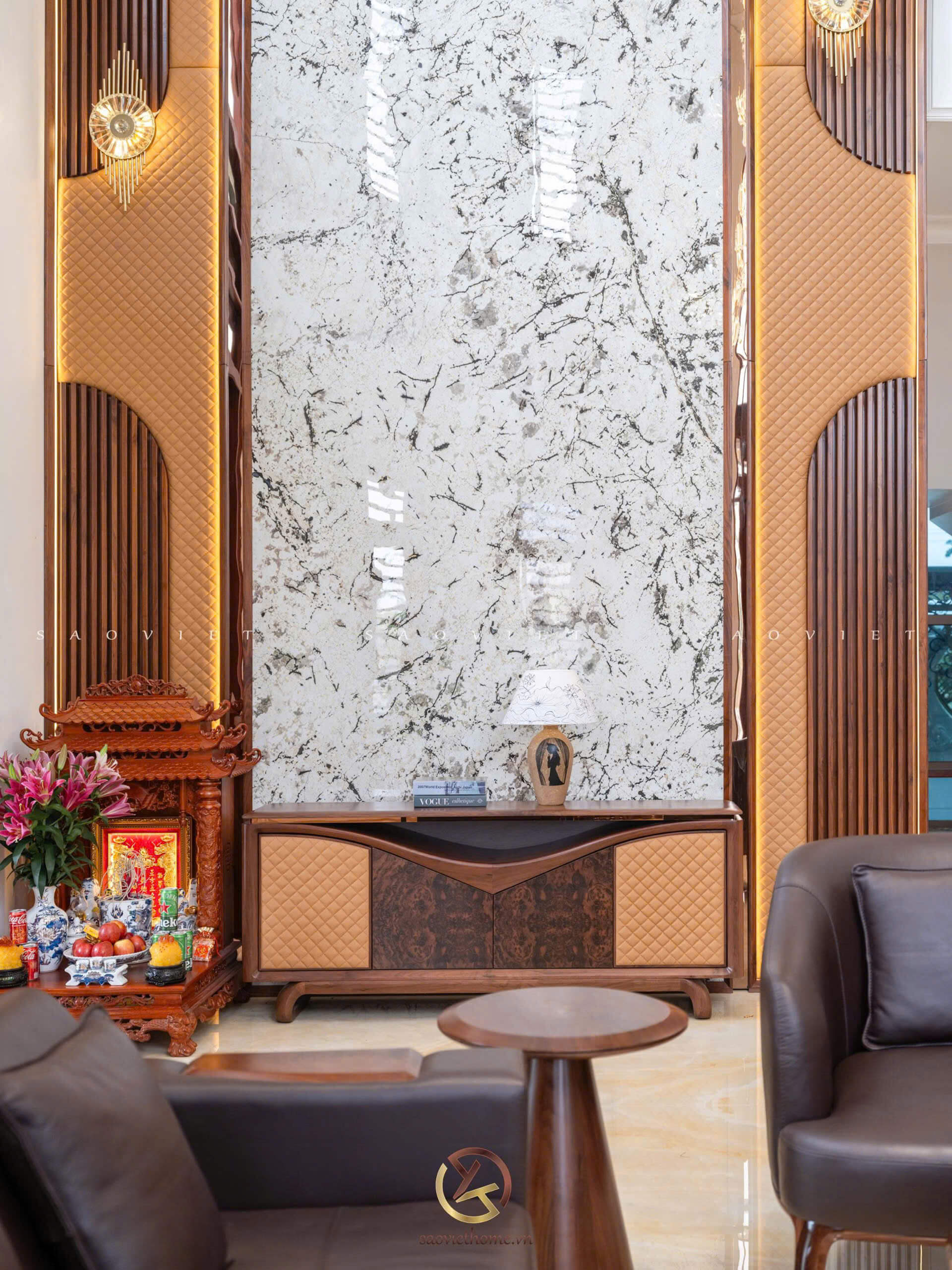 B Manor Ninh Bình - Phòng khách thông tầng gỗ óc chó