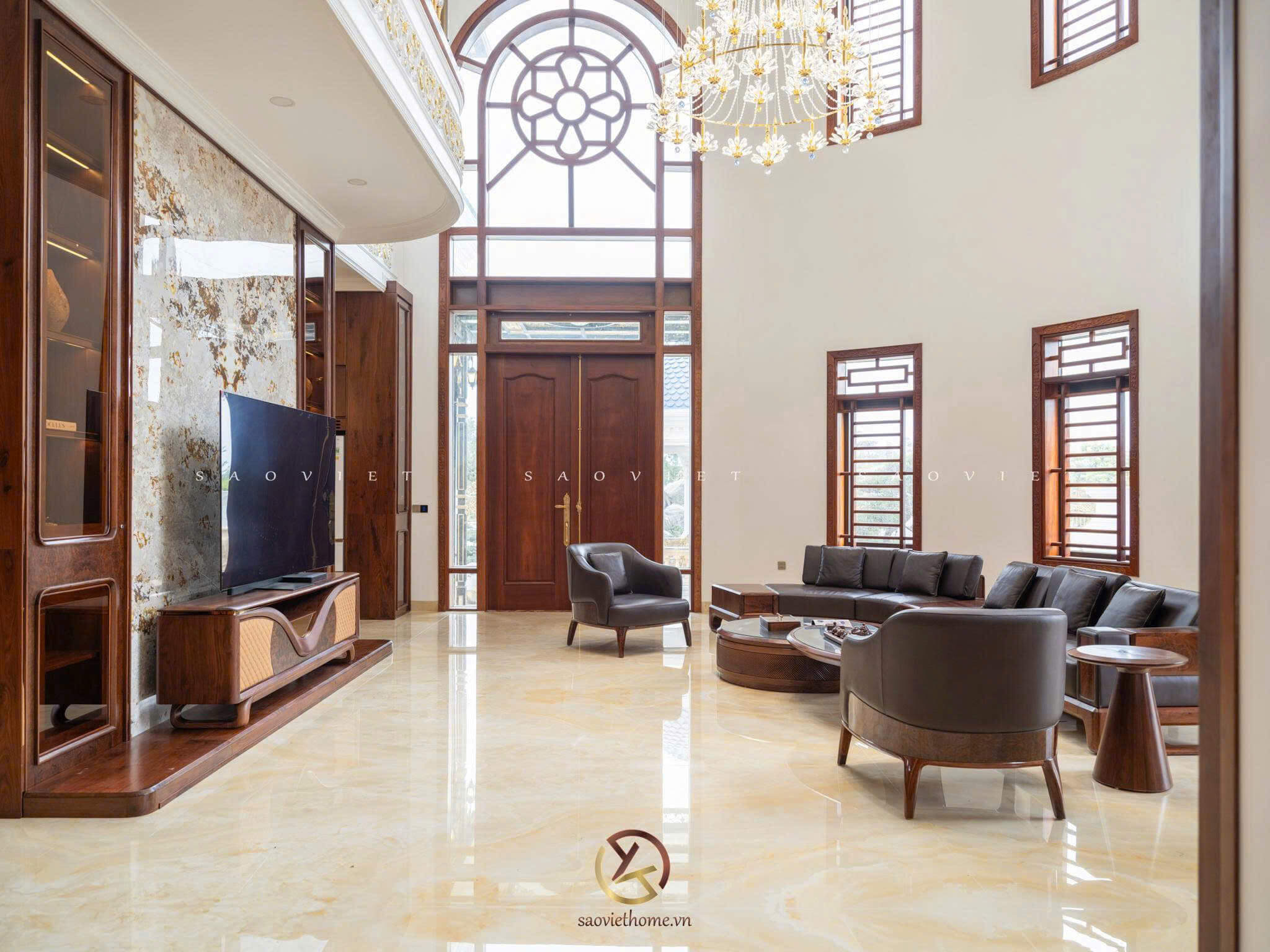 B Manor Ninh Bình - Phòng khách thông tầng gỗ óc chó