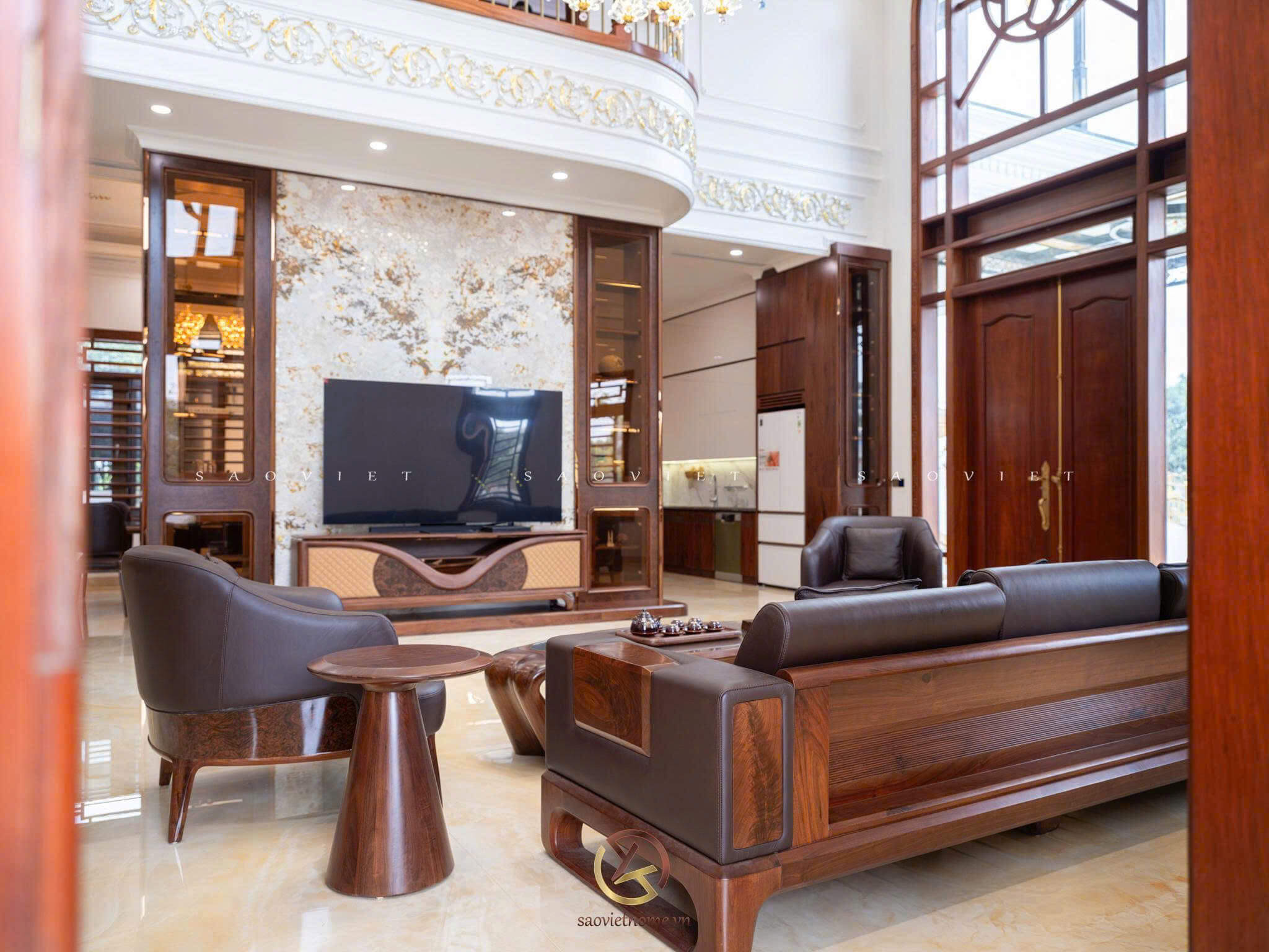 B Manor Ninh Bình - Phòng khách thông tầng gỗ óc chó