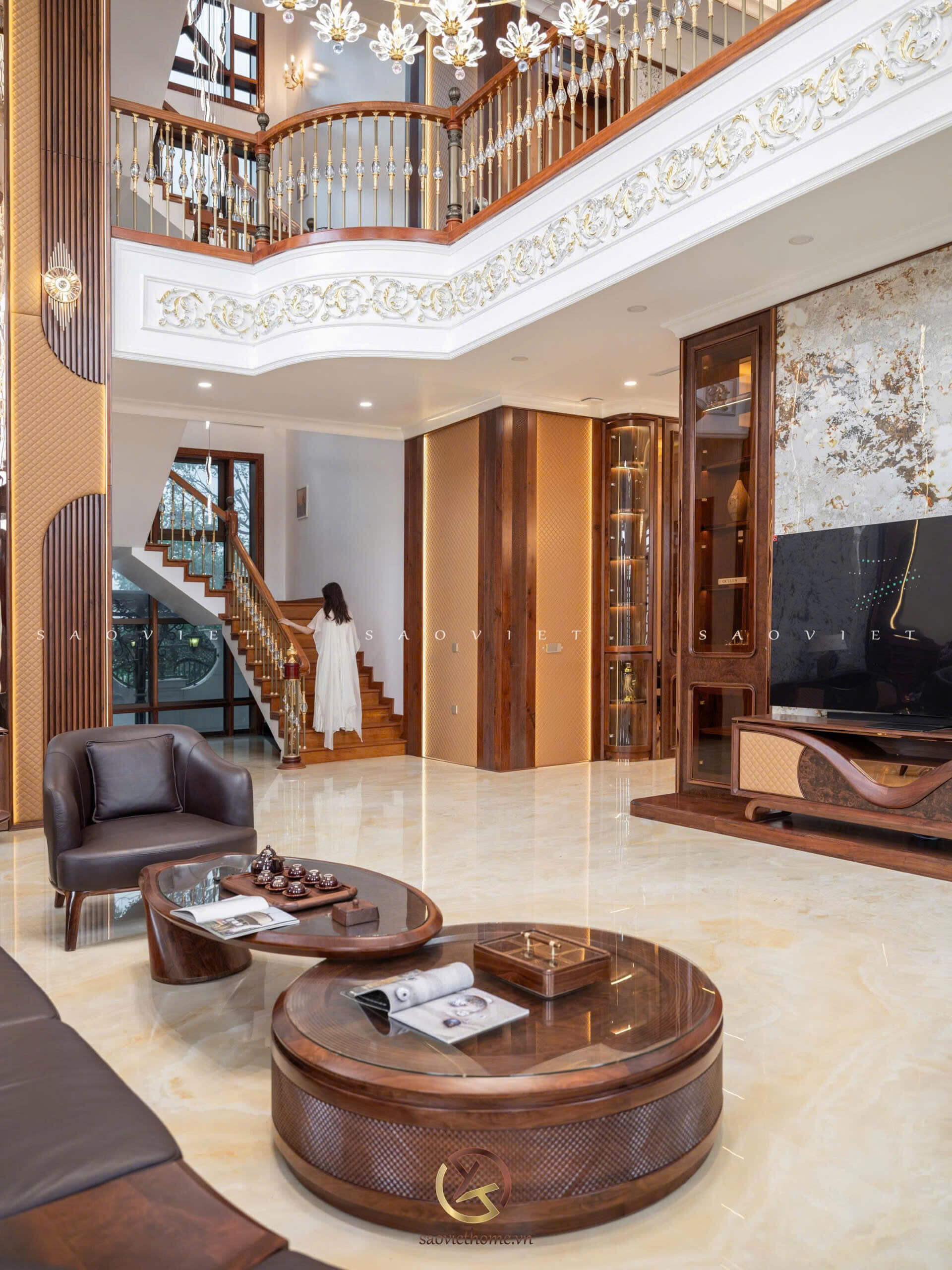 B Manor Ninh Bình - Phòng khách thông tầng gỗ óc chó