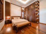 B Manor Ninh Bình - Phòng ngủ master nội thất gỗ óc chó