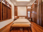 B Manor Ninh Bình - Phòng ngủ master nội thất gỗ óc chó