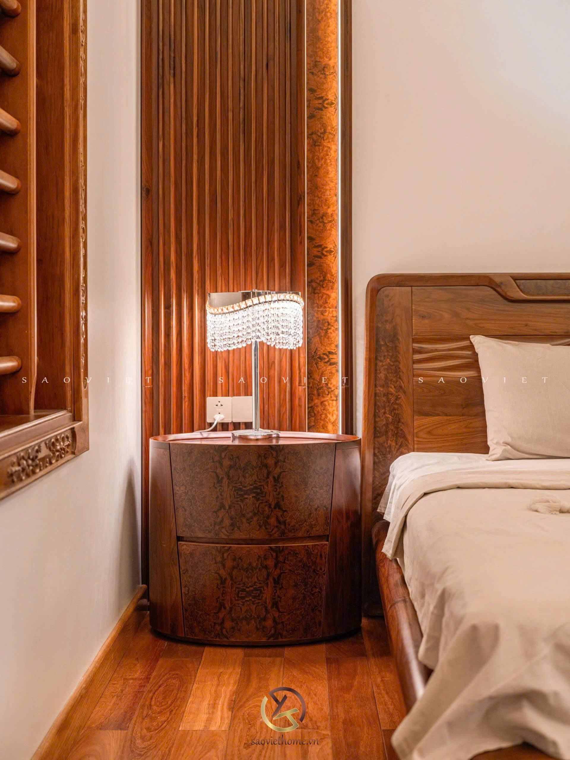 B Manor Ninh Bình - Phòng ngủ master nội thất gỗ óc chó