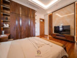 B Manor Ninh Bình - Phòng ngủ master nội thất gỗ óc chó