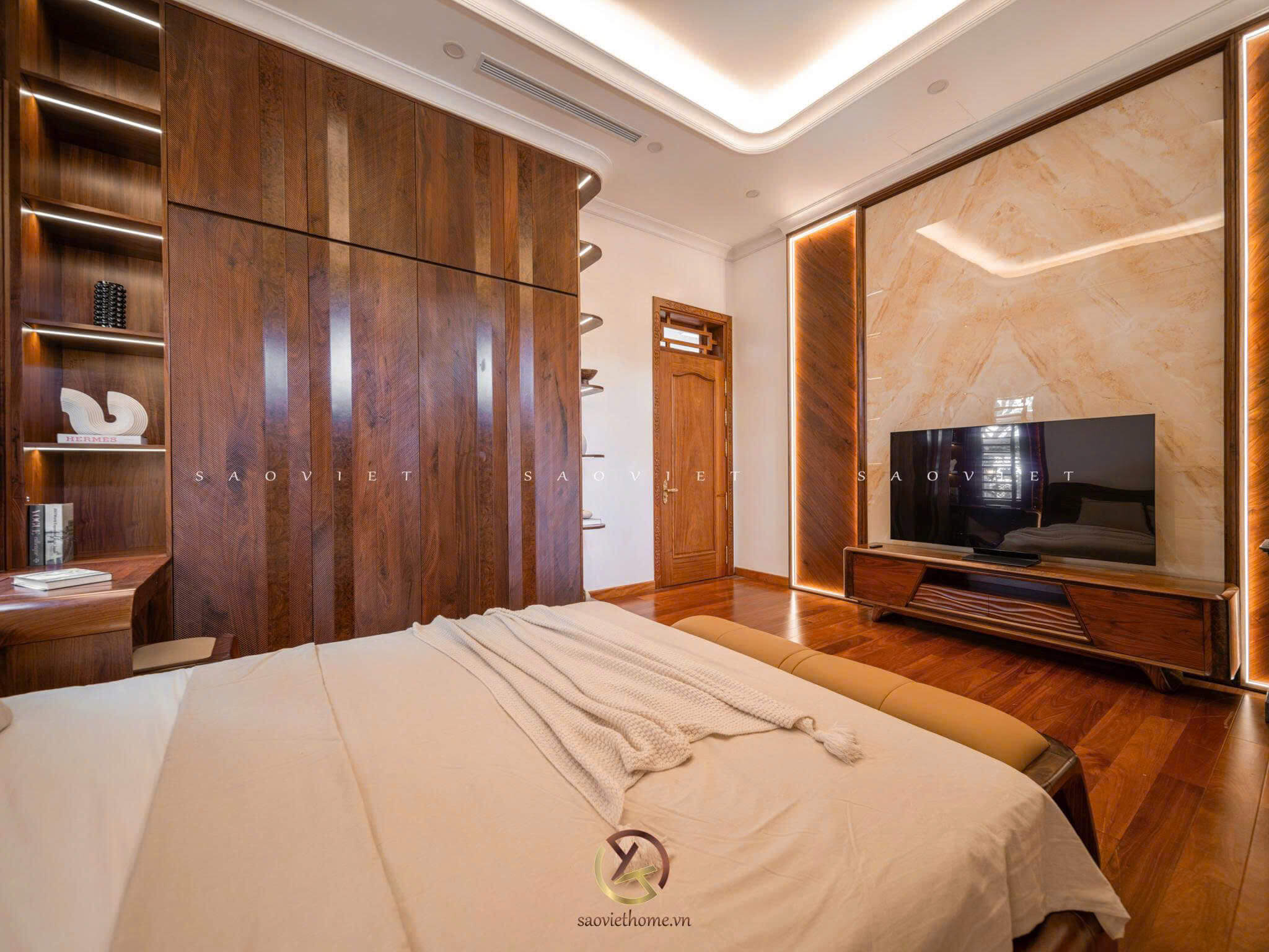 B Manor Ninh Bình - Phòng ngủ master nội thất gỗ óc chó