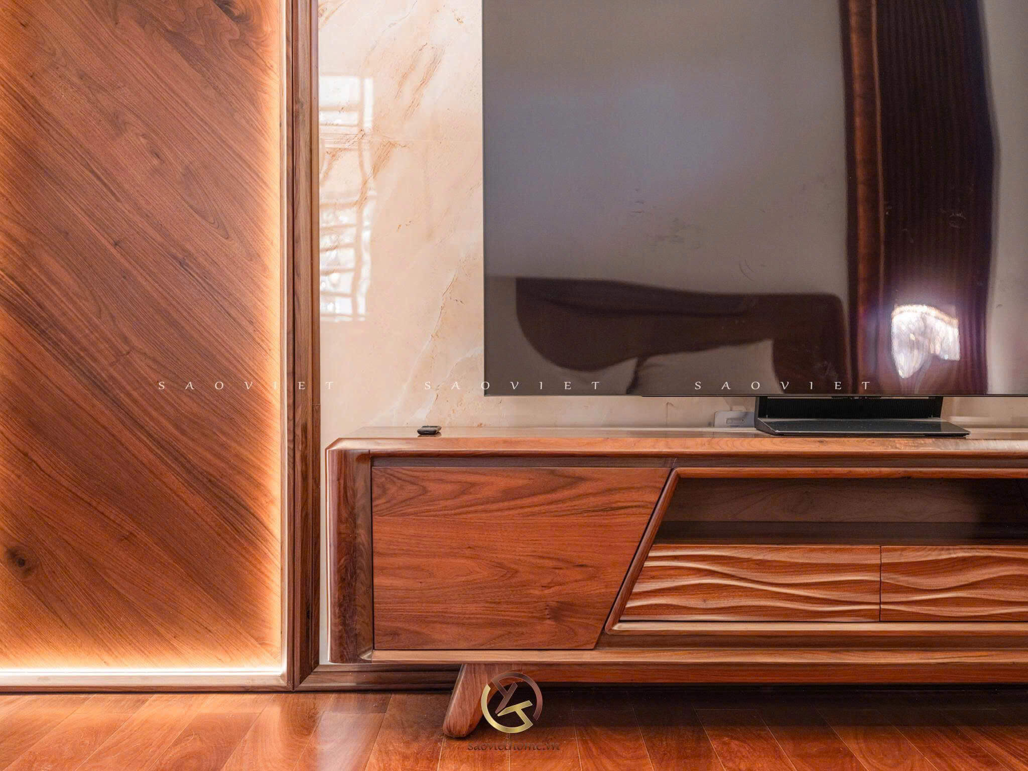 B Manor Ninh Bình - Phòng ngủ master nội thất gỗ óc chó